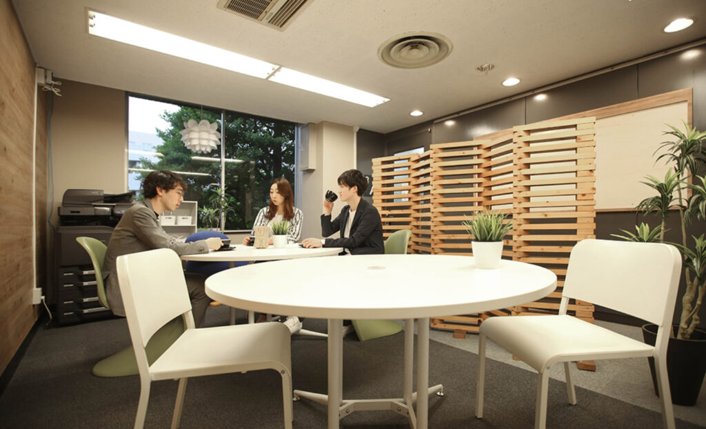 コレクティブスペースが充実したオフィスビル